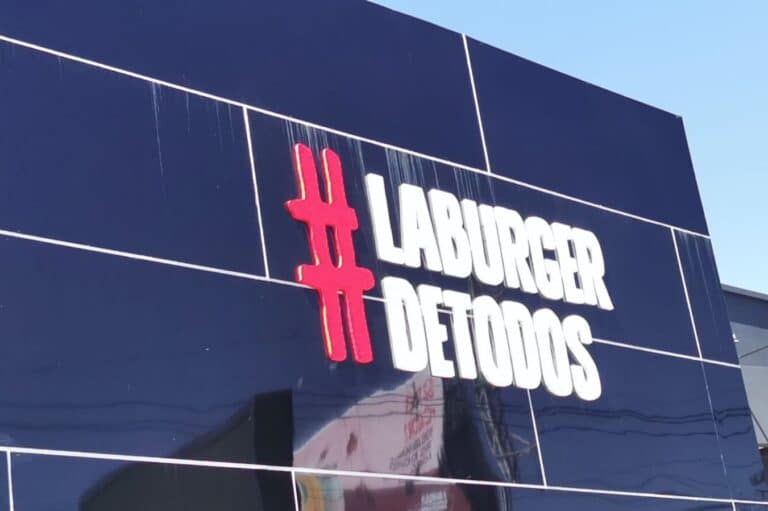 cartelería, cartel corporeo, carteles publicitarios
